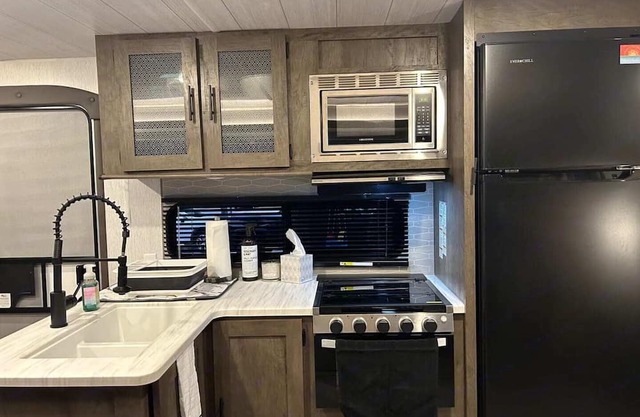 Cozy 3BD w/Fireplace & Modern Amenities Glamping Experience