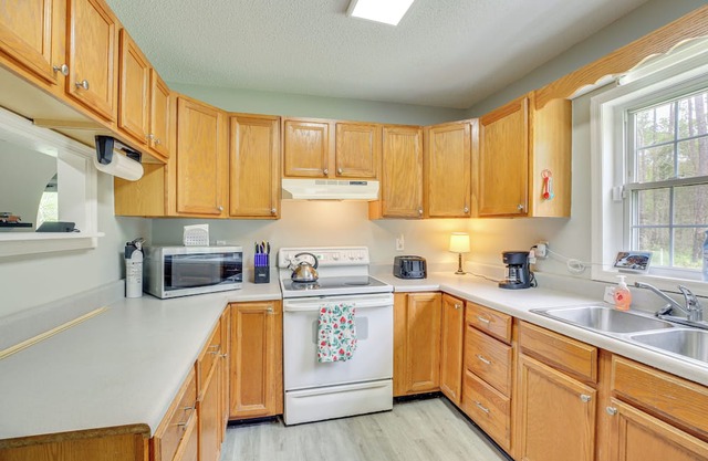 Charming Little River House < 7 Mi to Beach!