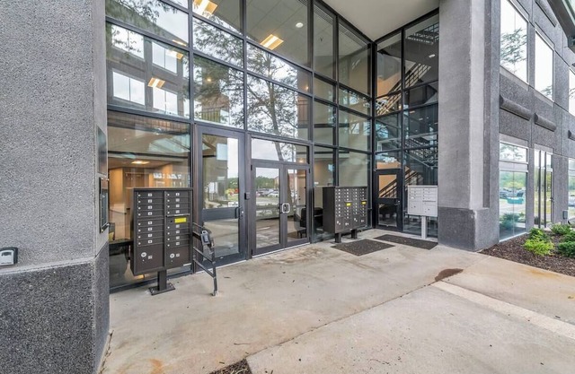 Sleek, modern loft minutes from Airport, FAST WiFi