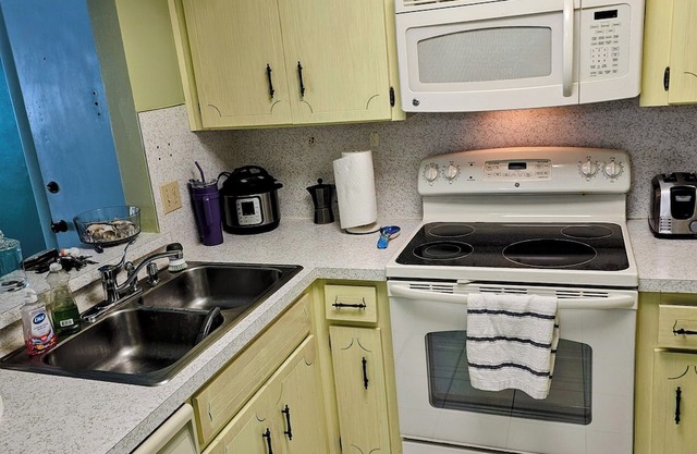 2-bedroom condo in terrific New Port Richey with AC, WiFi