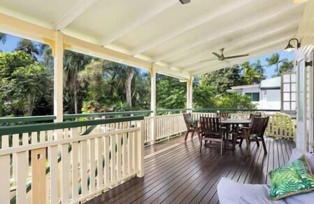 Classical King Bed Home at Edge Hill, 5km To Cairns