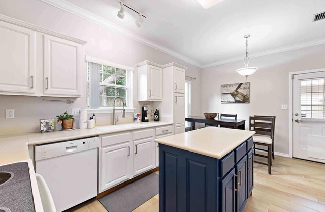 Centrally Located Modern 3BR Ideal Family Retreat