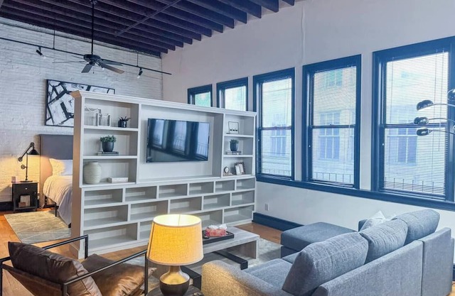 This apartment is a 0 bedroom(s), 1 bathrooms, located in Boston, MA.