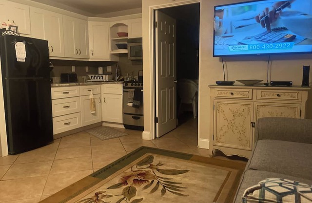 Cozy 1-bedroom condo in amazing St. Pete Beach with AC, WiFi, with pool