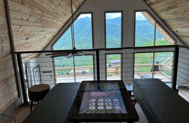 Big Foot Lodge Luxury Mountain Retreat Nestled in Nantahala Snowbird Mountains