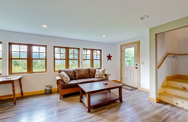 Cozy two-story mountain home with beautiful views & furnished patio