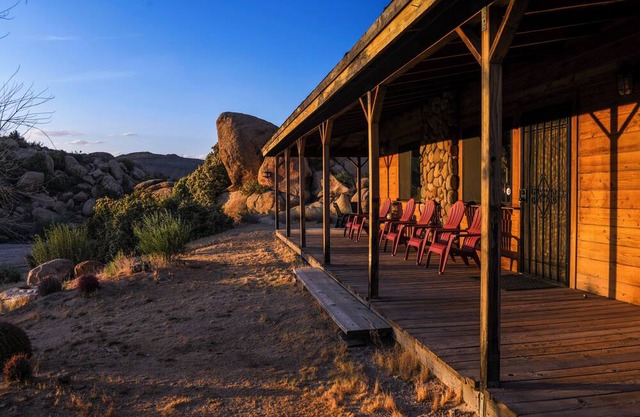Pioneertown Preserve trail private access, Pool, Spa, a mile to Pappy's & RedDog