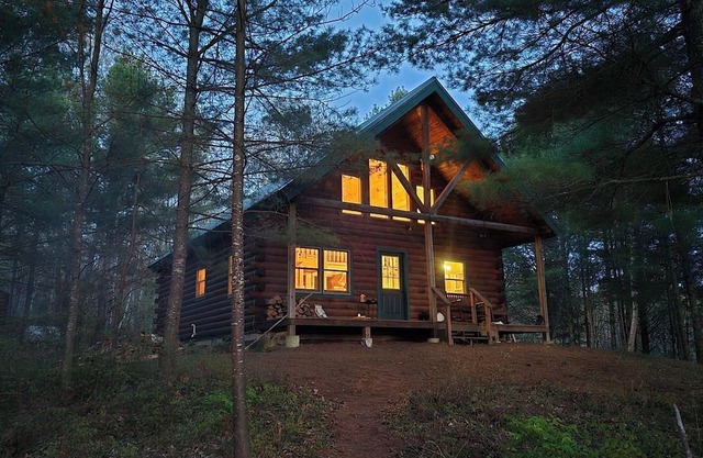 Delightful 2-bedroom cabin in Lac du Flambeau on 6 acres with private lake