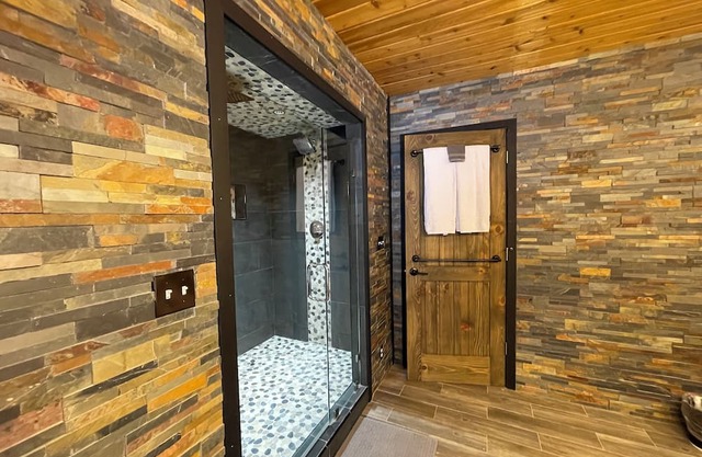 Big Horn Retreat - only 12 miles to YNP; game room, hot tub, gorgeous views!