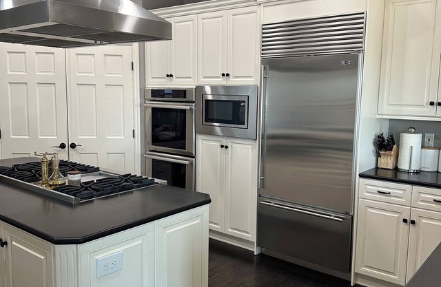Lovely Family Fun Home in Spokane with POOL, HOT TUB, Full Sport Court, Sauna