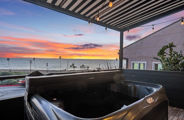 Beach House-Surf Paradise! 6 bdr/jacuzzi