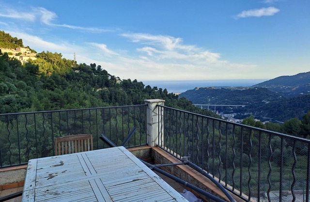 Holiday rental 7 km from the sea in the heights of menton
