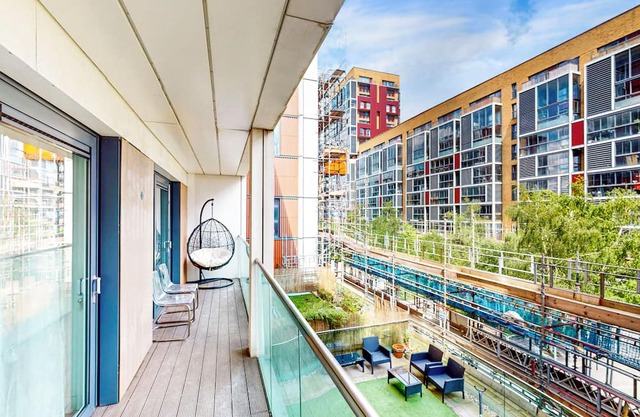 2Bed, 2Bath Apartment w/Balcony - 1min to Station