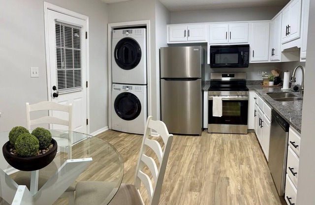Prime Location - Minutes to 5 Points and Downtown Athens - 4 KING Beds