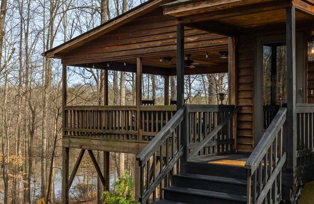 Secluded retreat in the countryside on a private lake, kayaks & walking trails.