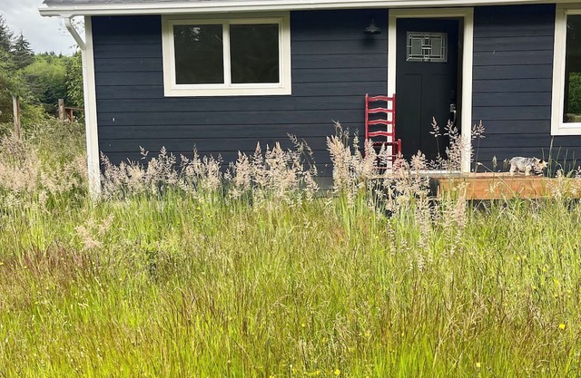 Artist retreat with modern amenities, river view, close to Coast, 2BR/1BA