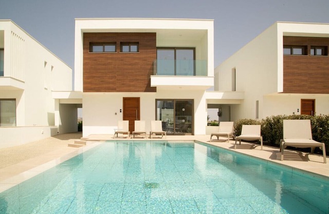 Phaedrus Living: Serenity Waves Villas No.11