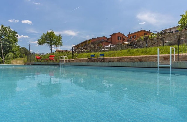 Lovely apartment with pool, WIFI, TV, terrace, panoramic view and parking, close to Arezzo