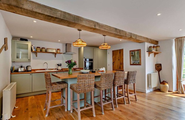 Town Living Farm - Threshing Barn