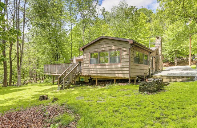 Spacious Lake Ariel Cabin w/Deck + Pool Access!