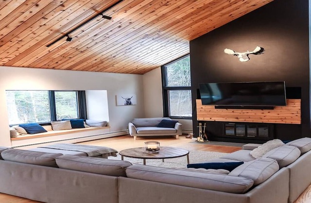 Secluded 4br Stowe Hideaway with Pool & Hot Tub, Mountain Views and Pet Friendly