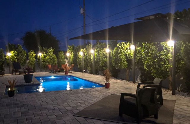 Fenced yard/Pool/Hut Tub/Volleyball Court