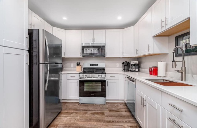 Pet-Friendly: Newly Built 2-BR Home with hot tub & patio