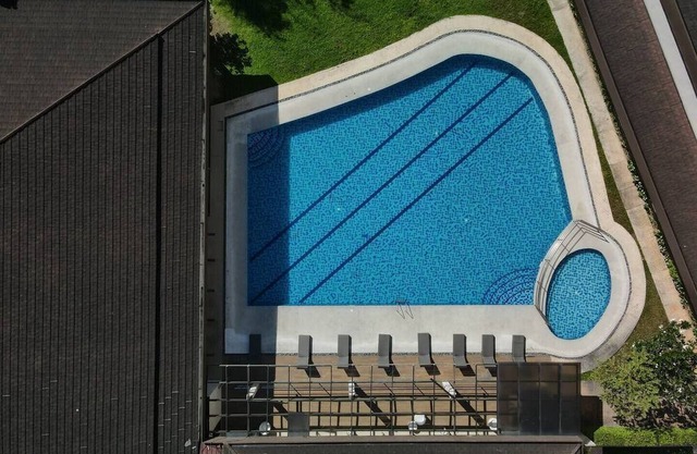 1BR in the City w/ Queen bed, kitchen, pool &gym