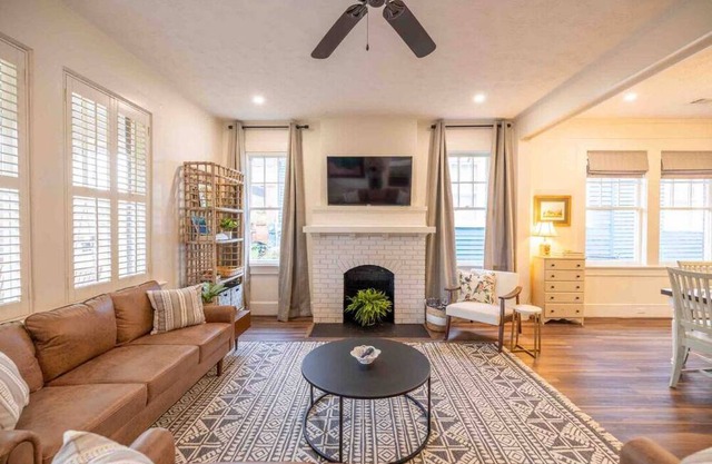Charming 3-bedroom, Uptown brick bungalow; 10 min to Fort Moore; pet-friendly