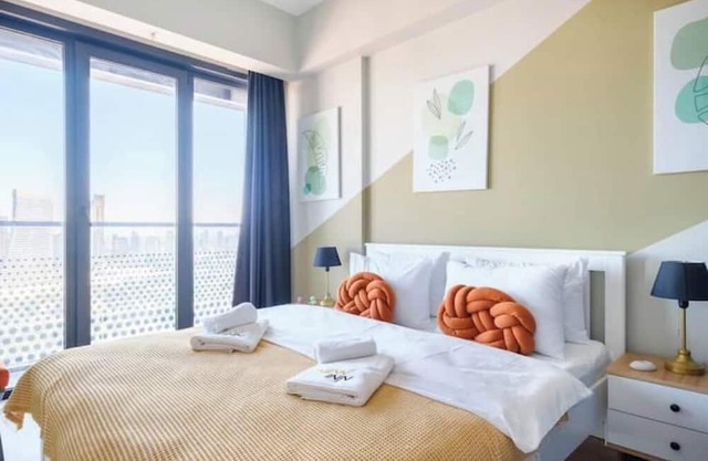 Rhea - Chic 1BD Apt w/ Balcony Views & Parking