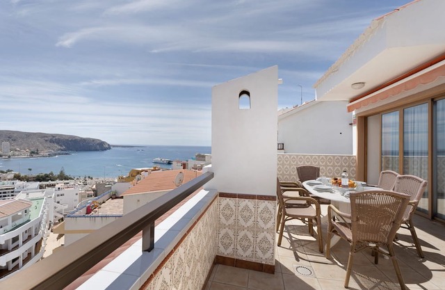 Vacation Apartment 'Apto La Colina Los Cristianos' with Sea View, Shared Pool and Wi-Fi