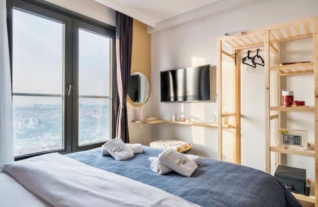Zen - 1BD Apt w/ City Views & Balcony