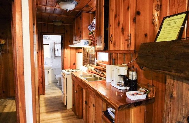 Cozy Corner Cabin in Beautiful Crestline Ca. Walking Distance from Lake Gregory
