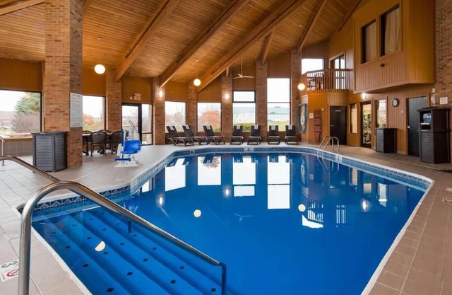 Tranquil Retreat with Hot Tub and Pet-Friendly Rooms, Near Newark Earthworks