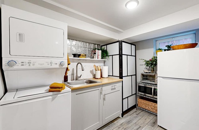 Home near downtown College Park with patio, streaming, kitchenette, W/D, & AC