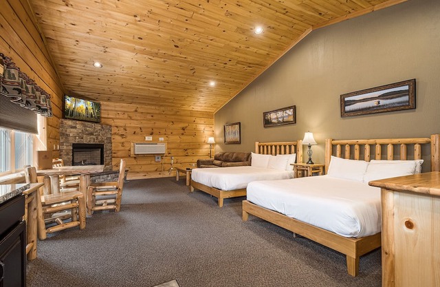 Lakefront Cabin 3-Hot Tub, Dog Friendly