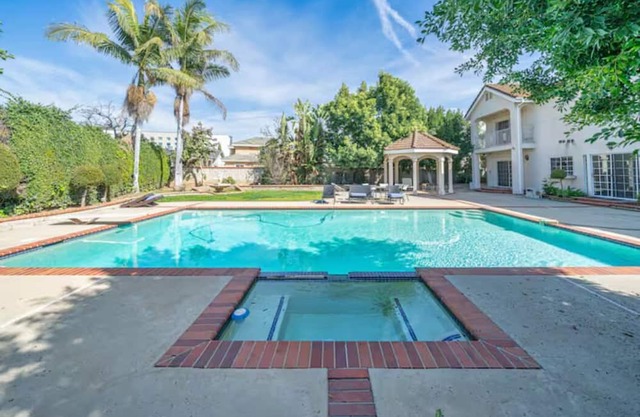 Pool/BBQ Grill/Hot Tub/Karaoke/Billards & Jacuzzi