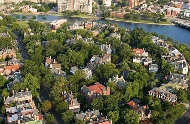 Ghent's Colonial Estate - Lower Level Suite