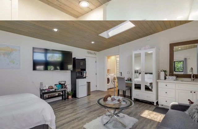 Luxury 6 Bd/4 Ba Retreat house with Outdoor Jacuzzi Near San Francisco/SFO