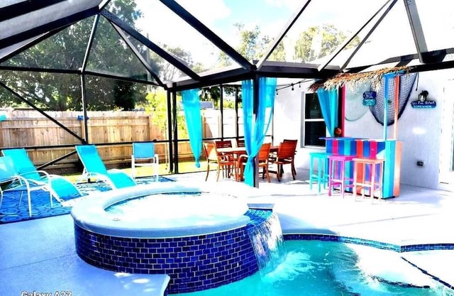 Beaches hot tub, heated pool & fenced in yard for total privacy. Dogs welcome .