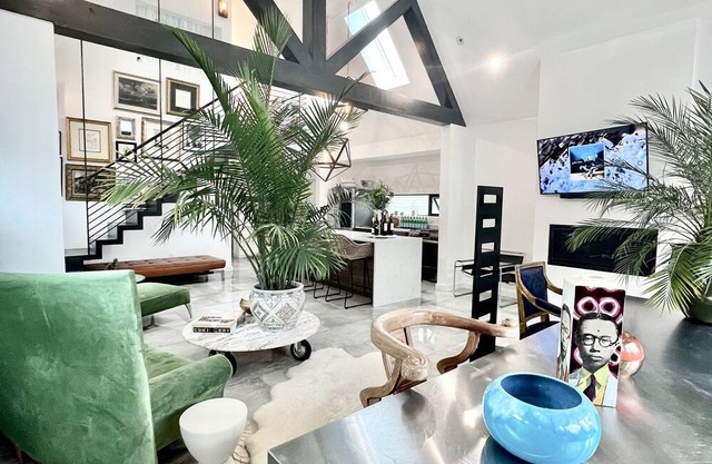 Charming 3-bedroom house in welcoming Keego Harbor with WiFi, AC, lake access