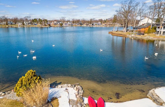 Lakeside Bliss Awaits!