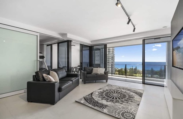 Luxury Broadbeach Apartment with Ocean Views