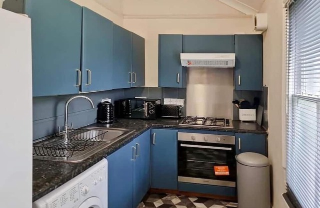 Gravesend 2 Bedroom Apartment Sleeps 4, 2 mins walk to Station