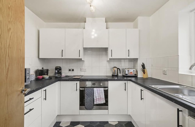 2Bed 2 bath |FREE Gated Parking & Wifi ready for your weekly and monthly needs