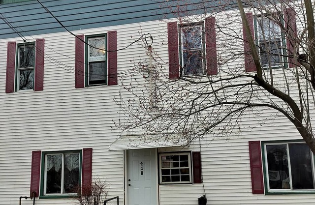 Quite residential building with roof access for the eclipse. close to lake Erie