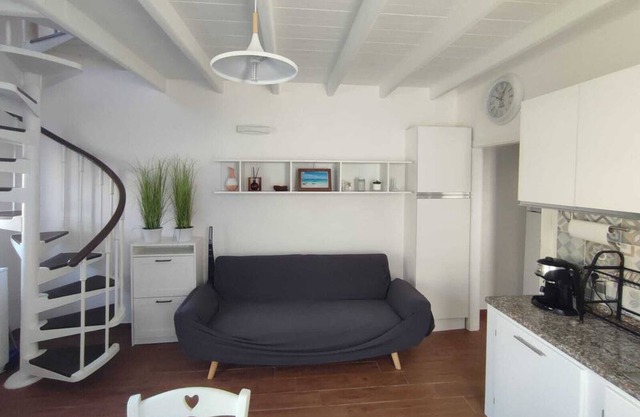 Apartment 'Beach House Torregrande' with Private Terrace, Wi-Fi and Air Conditioning