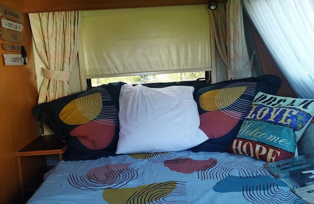 Caravane à la Location Avec Auvent Fermé et Tonnelle à 5 Minutes de la Plage