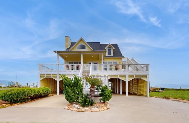 Iconic Gulf-front house with balcony, large deck & amazing views - dog-friendly