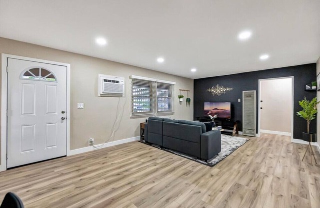 Modern Home Near Ontario Airport